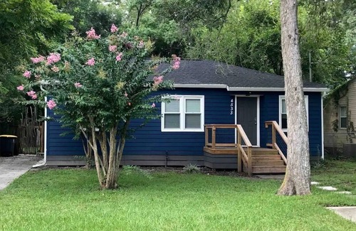Lakeshore South Casa | Pet Friendly Charming Lakeshore Bungalow Sleeps 6