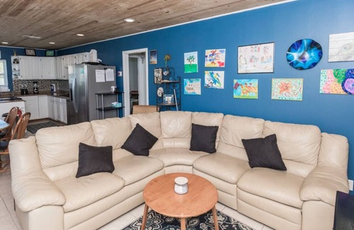 Panama City Apartamento | Pet Friendly Cheerful home on Emerald Coast