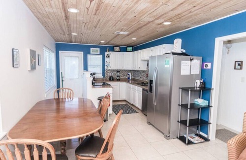 Panama City Apartamento | Pet Friendly Cheerful home on Emerald Coast