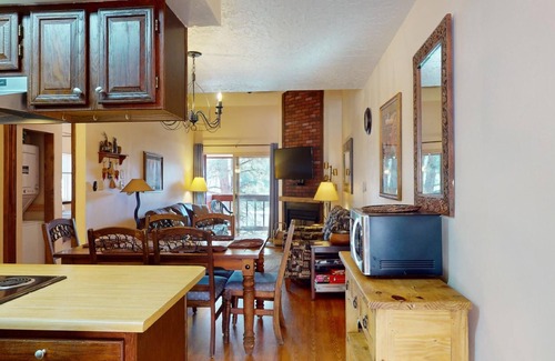 Angel Fire Condominio | Pet Friendly | Close to Lifts | Fireplace | Charming | Angel Fire Chalet 52