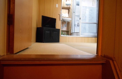 Minato Casa | Pet friendly, close to USJ and the planned Expo site. Wooden log house style rooms
