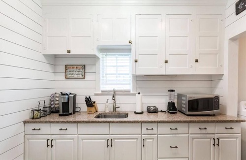 Cape May Condominio | Pet-friendly Colonial Unit in Historic Cape May