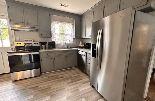 Mechanicsville Casa | Pet Friendly Cozy & Comfy 3 BR House w Large Yard & Deck