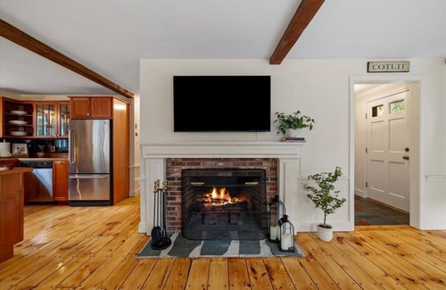 Cotuit Casa | Pet Friendly Cozy Cotuit Cottage 5 minutes away from the beach!