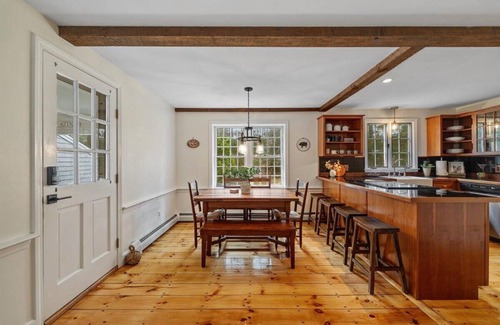 Cotuit Casa | Pet Friendly Cozy Cotuit Cottage 5 minutes away from the beach!