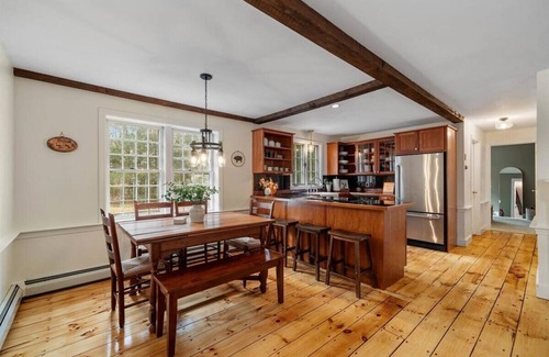 Cotuit Casa | Pet Friendly Cozy Cotuit Cottage 5 minutes away from the beach!