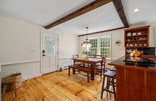 Cotuit Casa | Pet Friendly Cozy Cotuit Cottage 5 minutes away from the beach!