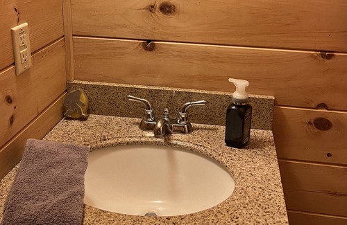 Sweetbriar Farms Cabina | Pet Friendly Cozy Loft Apartment in Lake Lure