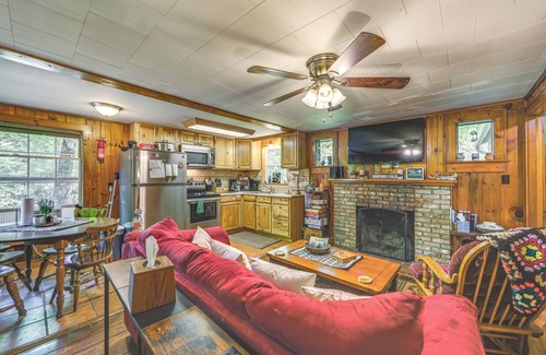 Maggie Valley Cabina | Pet-Friendly Creekside Cabin w/ Pool Access!