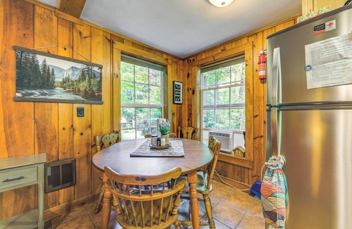 Maggie Valley Cabina | Pet-Friendly Creekside Cabin w/ Pool Access!