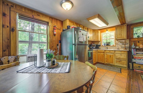 Maggie Valley Cabina | Pet-Friendly Creekside Cabin w/ Pool Access!