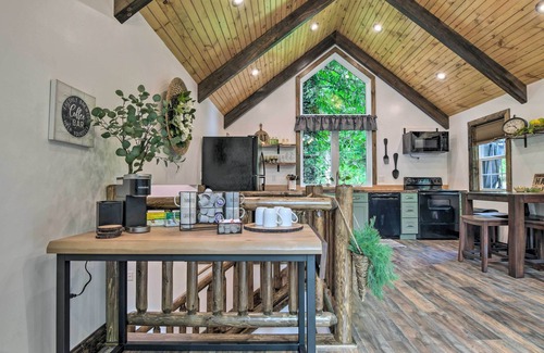 Delta Cabina | Pet-Friendly Delta Cabin w/ Private Hot Tub!