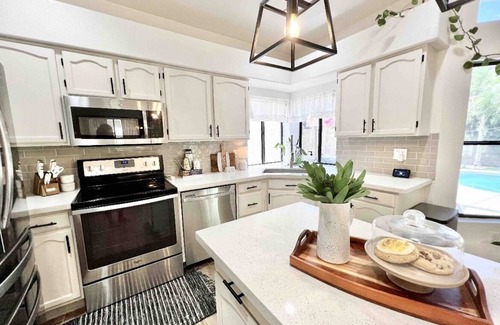 Chandler Casa | Pet friendly Desert Oasis for family & friends. RELAX, SWIM, GOLF, & MUCH MORE!