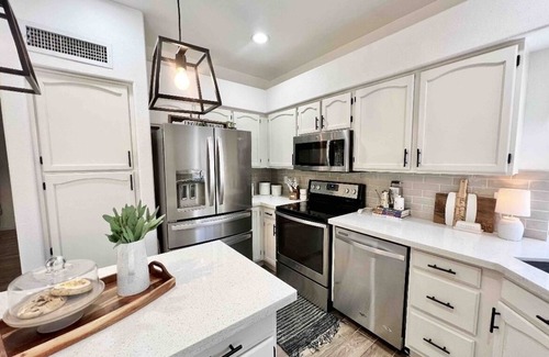 Chandler Casa | Pet friendly Desert Oasis for family & friends. RELAX, SWIM, GOLF, & MUCH MORE!