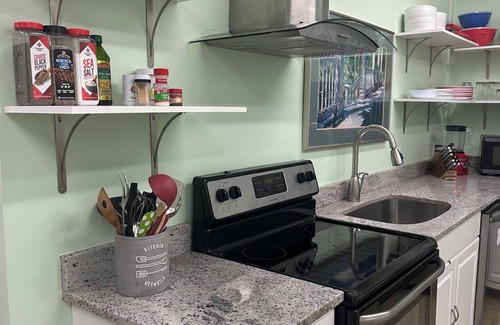 Wilmington Apartamento | Pet Friendly Diamond In The Ruff Warehouse Apartment