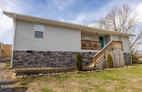 Fayetteville Casa | Pet-Friendly Digs with Fire Pit and Large Yard!