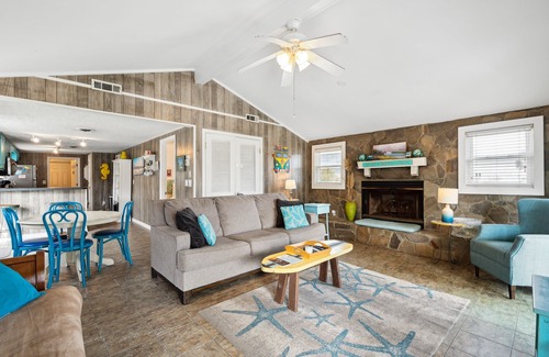 Folly Beach Casa | La cabaña de playa perfecta! Se aceptan mascotas, muelle, terraza en la azotea!