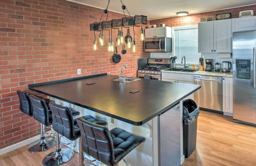 Rosedale Apartamento | Pet-Friendly Duplex Home Near Downtown KC!