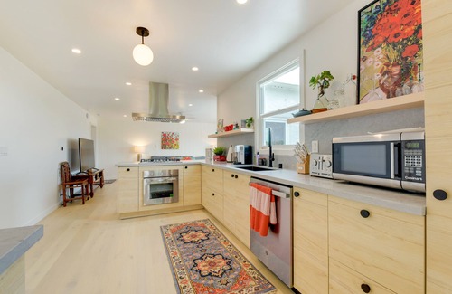 El Cerrito Casa | Pet-Friendly El Cerrito Home: Deck, Sauna & Views!