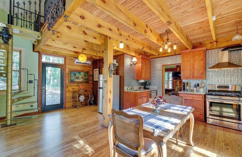 Eureka Springs Cabaña | Pet-friendly Eureka Springs Rental w/ Private Deck