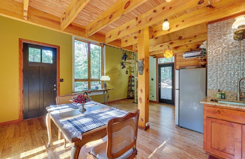 Eureka Springs Cabaña | Pet-friendly Eureka Springs Rental w/ Private Deck