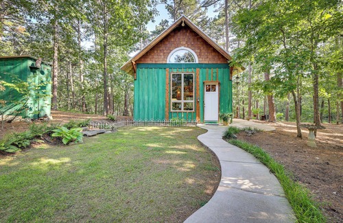Eureka Springs Cabaña | Pet-friendly Eureka Springs Rental w/ Private Deck