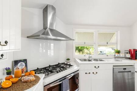 Balmoral Casa | Pet Friendly Family Home In Brisbane - Relocations and Family Stays - Fast Internet - Parking - Netflix