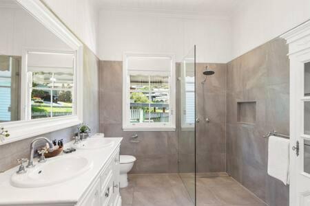 Balmoral Casa | Pet Friendly Family Home In Brisbane - Relocations and Family Stays - Fast Internet - Parking - Netflix