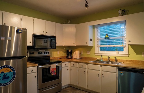 Wilmington Casa | Pet Friendly Family Oasis w/Hot Tub & Fireplace