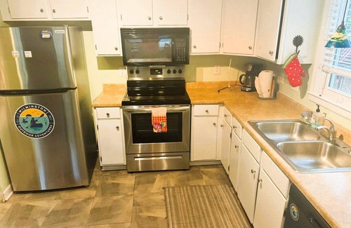Wilmington Casa | Pet Friendly Family Oasis w/Hot Tub & Fireplace
