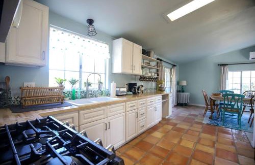 Rainbow CDP Casa | Pet Friendly Fantastic Secluded Cottage with Hot-tub in Rainbow, California