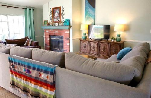 Rainbow CDP Casa | Pet Friendly Fantastic Secluded Cottage with Hot-tub in Rainbow, California