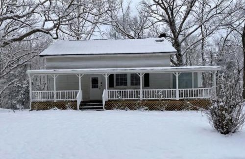 Kingston Springs Casa | Pet Friendly! Farmhouse near the Harpeth River