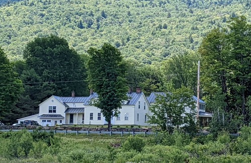 West Dover Casa | Pet-friendly farmhouse sleeps 10 in style - 2 min from Mt. Snow and Haystack