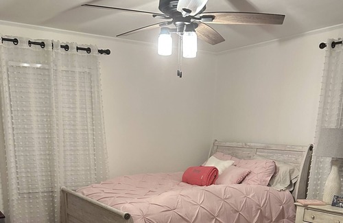 Ararat Casa | Pet friendly, Feel at home farmhouse with large deck. 15 minutes to downtown.