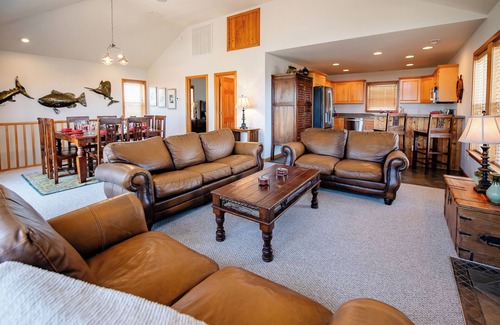 Waves Casa | Pet Friendly, fenced in Yard and Huge Pool! Sound Views, 2 min walk to Ocean