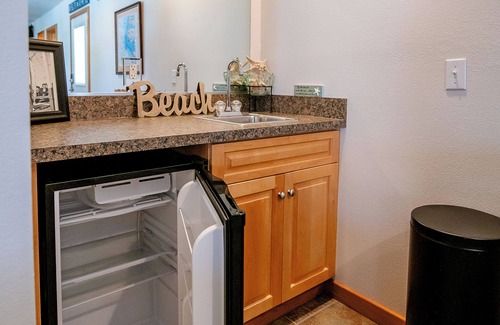 Waves Casa | Pet Friendly, fenced in Yard and Huge Pool! Sound Views, 2 min walk to Ocean