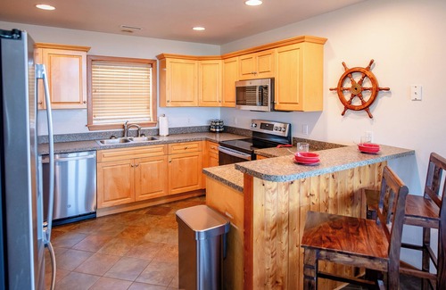 Waves Casa | Pet Friendly, fenced in Yard and Huge Pool! Sound Views, 2 min walk to Ocean