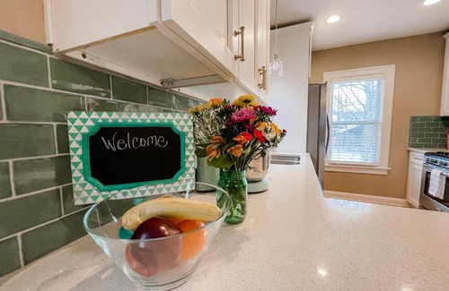 Royal Oak Casa | Pet friendly, fenced yard - King bed Bungalow in Royal Oak Michigan