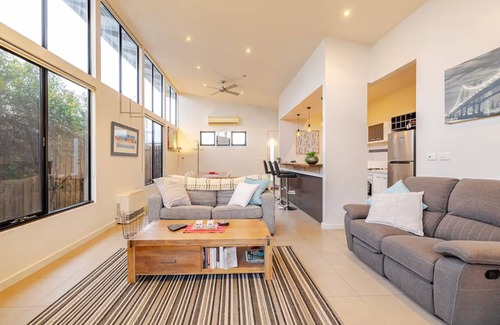 Geelong West Casa | Pet Friendly, Flex Check-In/Out, Australiana Touch