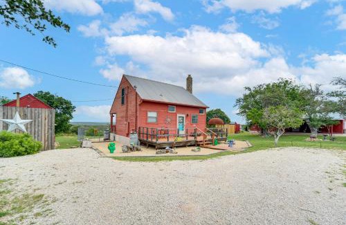 Fredericksburg Casa | Pet-Friendly Fredericksburg Cabin with Hot Tub!