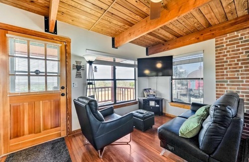 Fredericksburg Casa | Pet-Friendly Fredericksburg Cabin with Hot Tub!