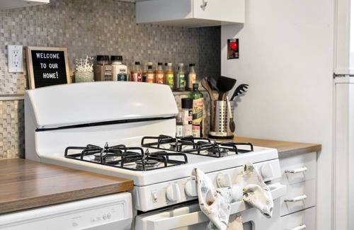 Southeast Calgary Casa | Pet Friendly » Free Banff Pass » 1 BR » Netflix