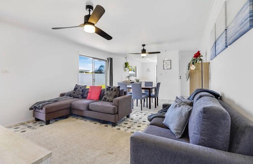Birtinya Casa | Pet Friendly Fully Fenced Yard - 3 Bedroom House