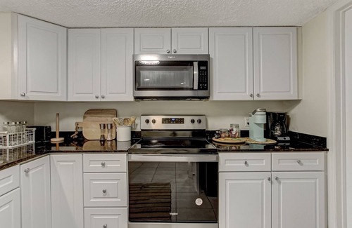 Fernandina Beach Condominio | Pet Friendly | Ground Floor Beachwood Condo | Newly Updated | Across the Street from Beach