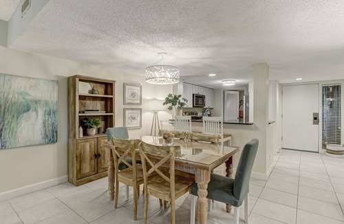 Fernandina Beach Condominio | Pet Friendly | Ground Floor Beachwood Condo | Newly Updated | Across the Street from Beach