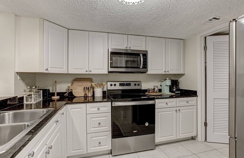 Fernandina Beach Condominio | Pet Friendly | Ground Floor Beachwood Condo | Newly Updated | Across the Street from Beach