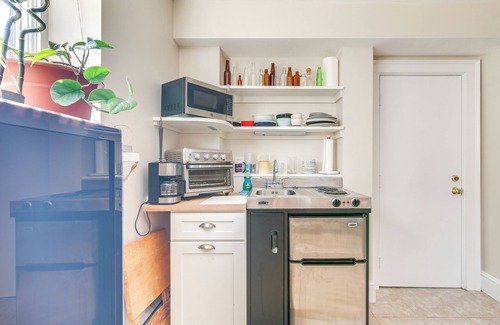 Minot Apartamento | Pet-Friendly Garden Studio ~ 25 Mi to Boston!