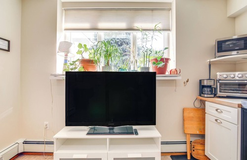 Minot Apartamento | Pet-Friendly Garden Studio ~ 25 Mi to Boston!