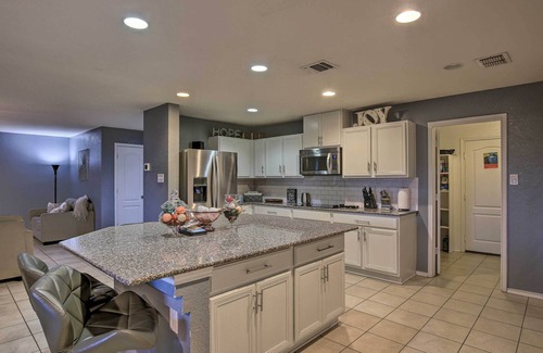 Heritage Casa | Pet-Friendly Getaway w/ Yard ~ 4 Mi to Seaworld!